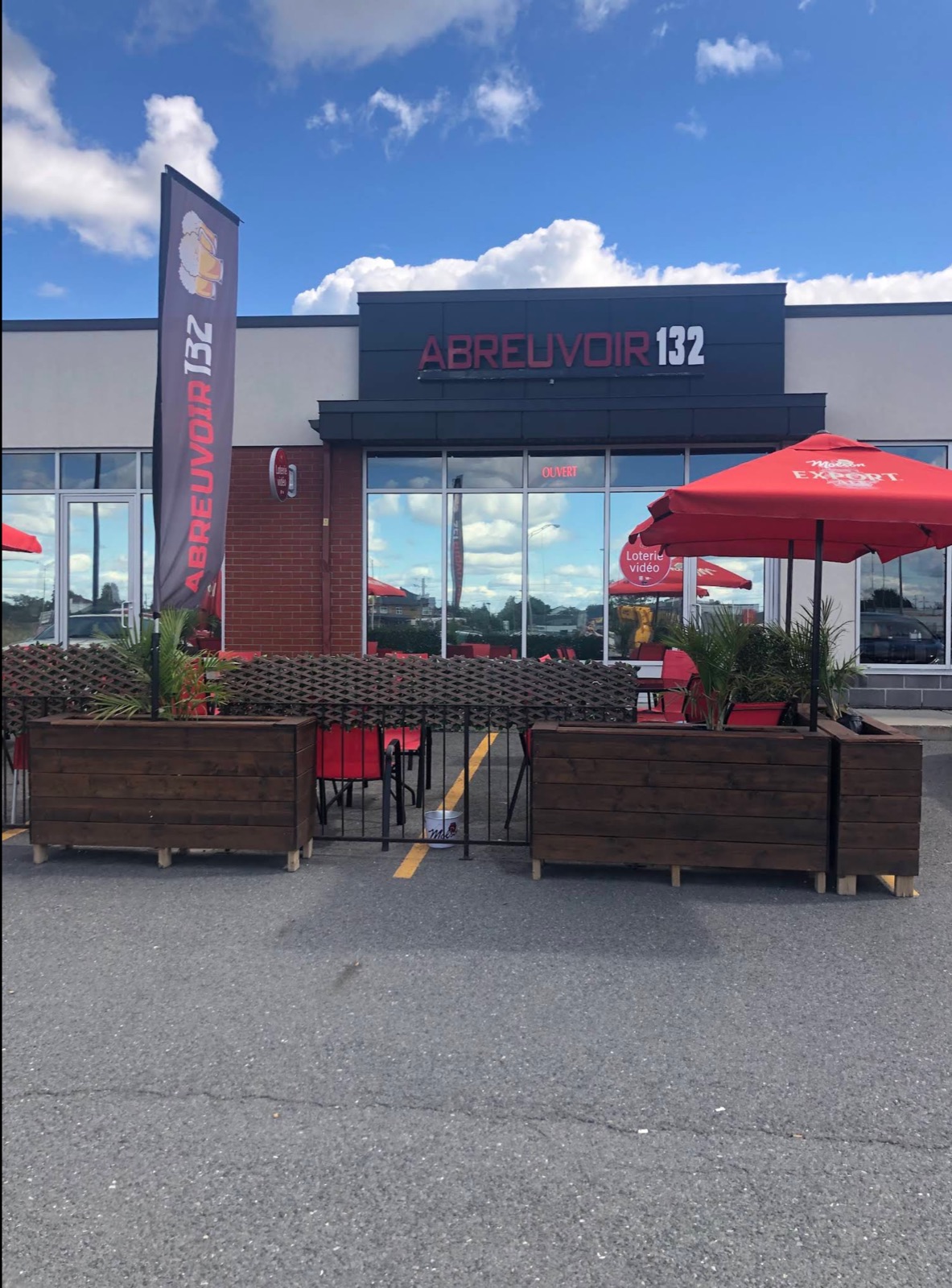 Abreuvoir 132 — exterior facade and patio, Varennes